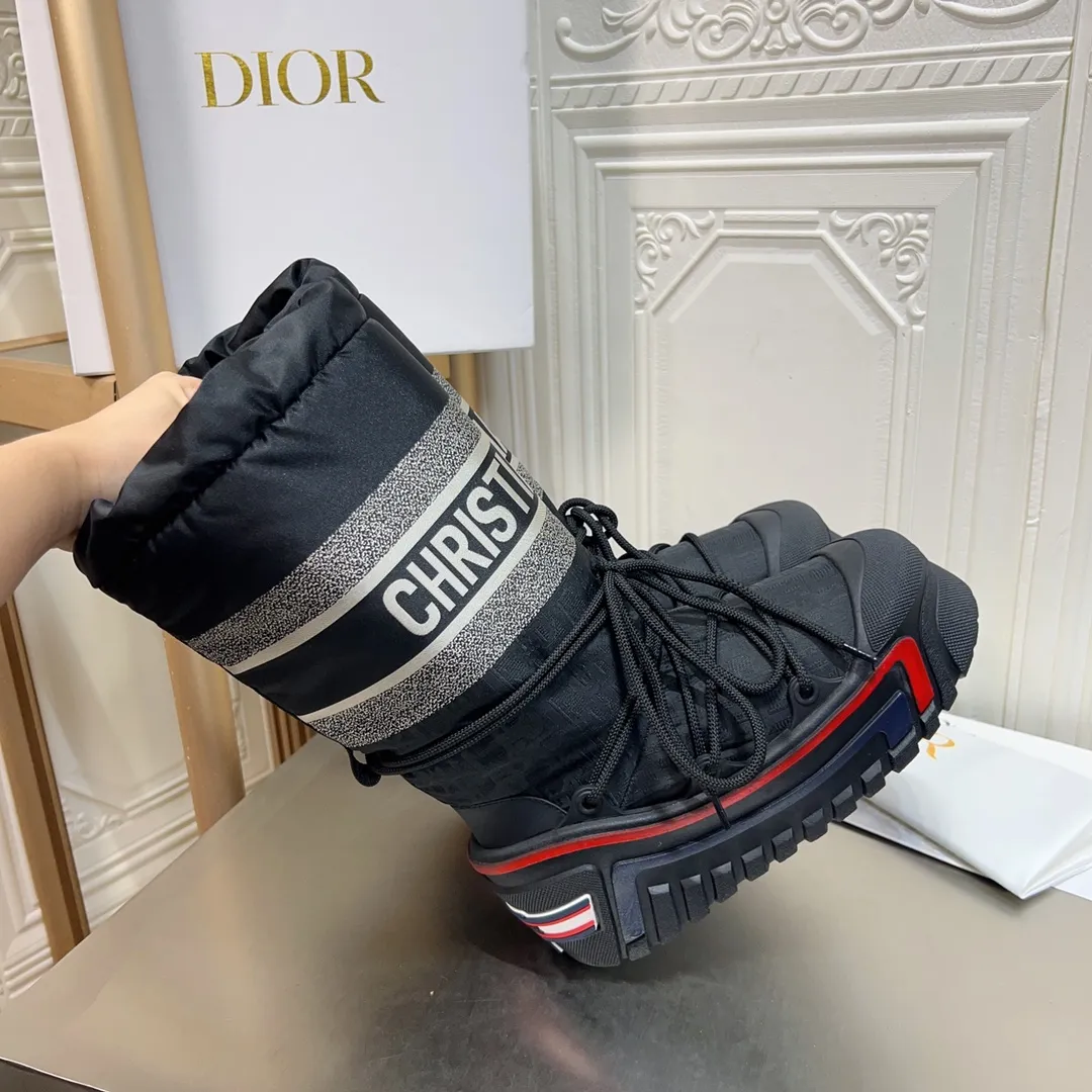Men's shoes p600! The highest version on the market, Dior Dior's king style snow boots, ski boots, fat and cute, so cute →_→ from the DiorAlps limited series, unique. Shiny nylon Oblique print upper with criss-cross straps for an ideal fit. The technical fabric of the boot shaft, short-cut version, can be worn in the city or in the mountains. It makes the calf slimmer and taller, warm and concave. The boot shaft and sole are made of original waterproof padded lining. The embroidered fabric is original star ⭐ rubber non-slip thick sole and multi-module combination outsole. The size is 35-40. 41Customized
